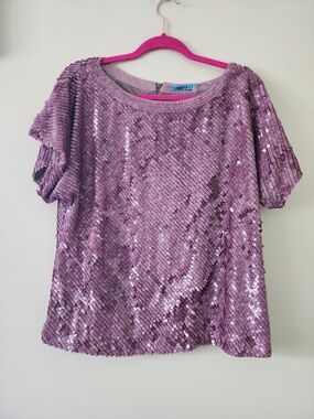 New With Tags Alice + Olivia Lavender Sequin Short Sleeve Top